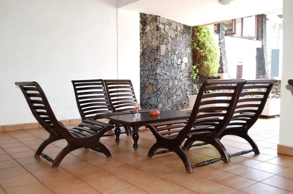 Meja, kursi dan segelas jus di hotel populer, Bentota, Sri — Stok Foto