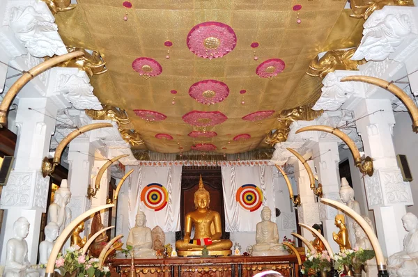 A belső tér az Úr buddha tooth relic temploma. Kandy, s — Stock Fotó