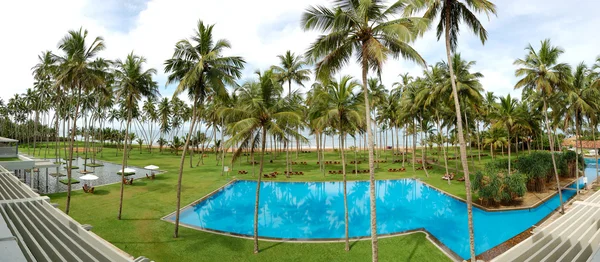 El panorama de la piscina y la playa de hotel de lujo, Bentota — Foto de Stock