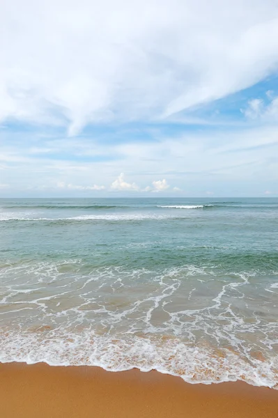 Praia e água azul-turquesa do Oceano Índico, Bentota, Sri Lanka — Fotografia de Stock