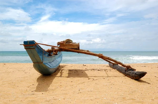 Das traditionelle sri lanka boot zum fischen — Stockfoto