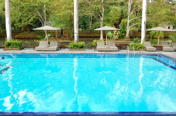 Плавательный бассейн в роскошном отеле, Бентота, Шри-Ланка — стоковое фото