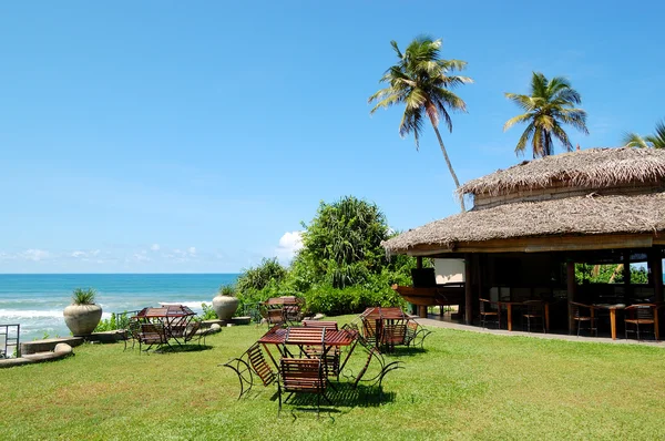 Restaurante al aire libre en el hotel de lujo con vistas al mar, Bentot — Foto de Stock