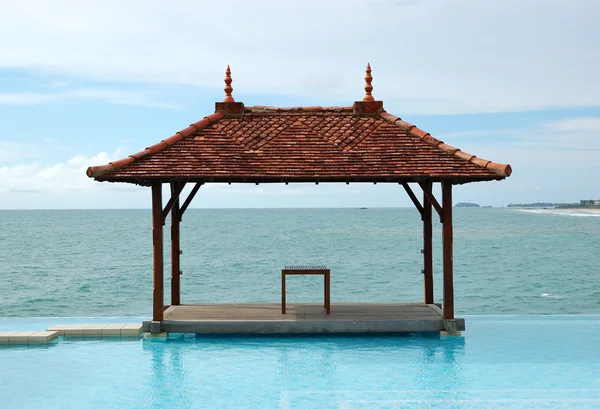 Хижина в традиционном стиле у бассейна с видом на море, Bentota, Sr. — стоковое фото