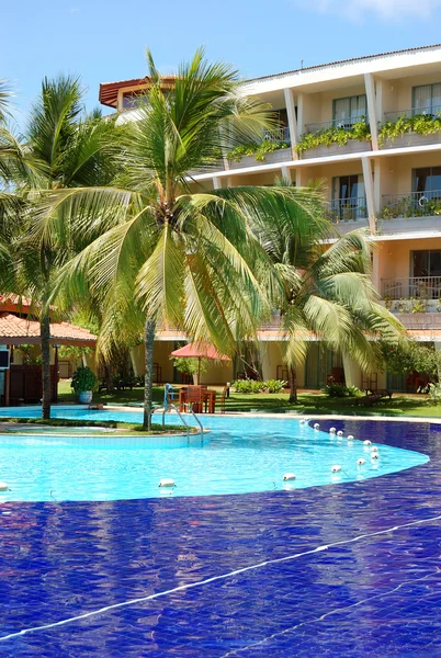 Бассейн в роскошном отеле, Бентота, Шри-Ланка — стоковое фото