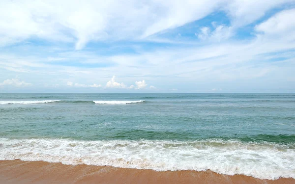 Plażę i turkusowe wody Oceanu Indyjskiego, bentota, sri lanka — Zdjęcie stockowe