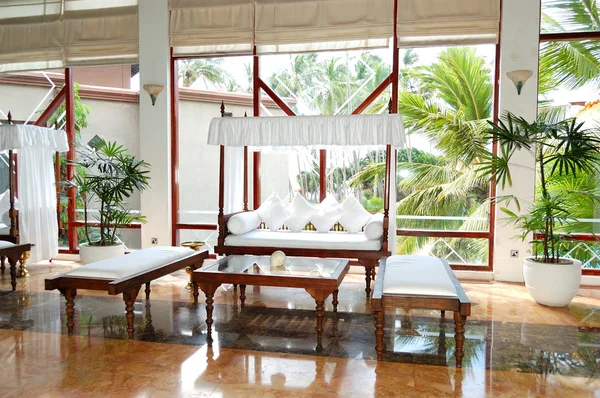 Зона отдыха в фойе роскошного отеля, Бентота, Шри-Ланка — стоковое фото