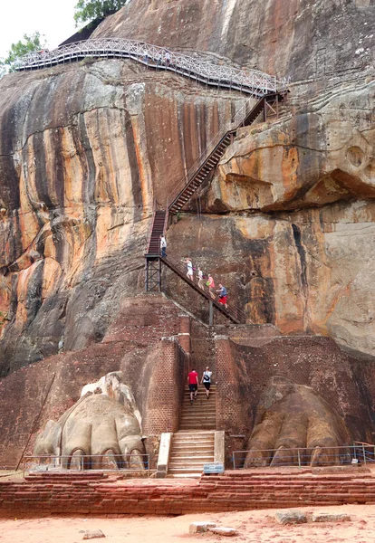 Il Sigiriya (roccia del leone) è un'antica fortezza rocciosa e palac — Foto Stock