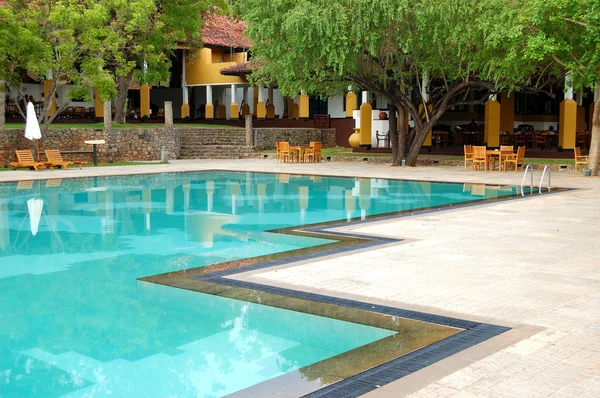 游泳池在豪华的酒店、 托塔、 斯里兰卡 — 图库照片