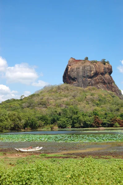 Il Sigiriya (roccia del leone) è un'antica fortezza rocciosa e palac — Foto Stock