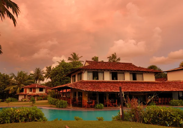 Sonnenuntergang und Restaurant am Schwimmbad, bentota, sri lanka — Stockfoto
