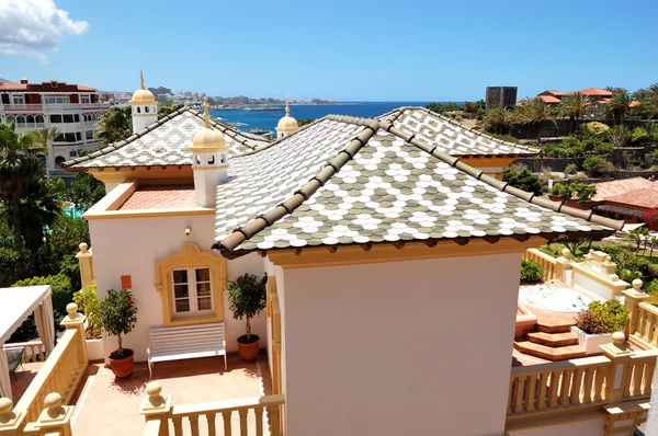 Вид на виллу с джакузи на открытом воздухе, остров Тенерифе, Испания — стоковое фото