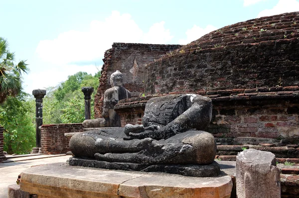 Zbytky lorda sochami Buddhy a stúpa v Polonnaruvě vata — Stock fotografie