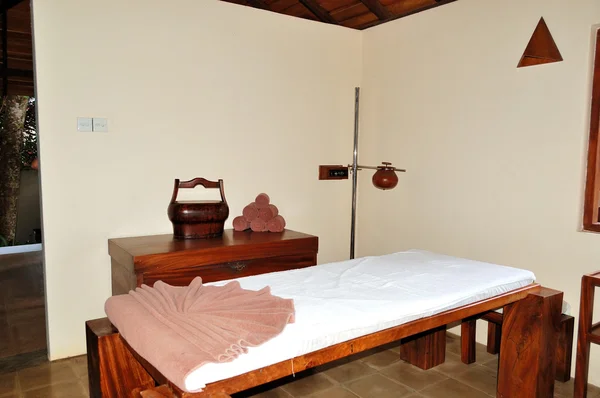 Tempat tidur pijat SPA di hotel mewah, Bentota, Sri Lanka — Stok Foto