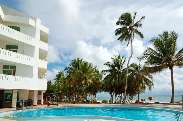 Piscina e praia no hotel popular, Bentota, Sri Lanka — Fotografia de Stock