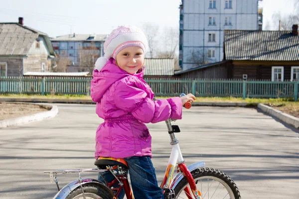庭で自転車に乗って女の子. — ストック写真