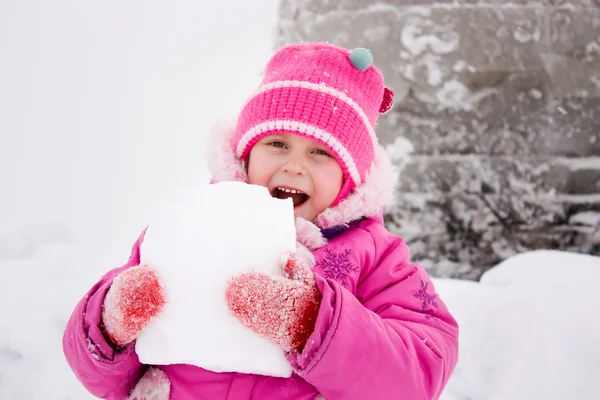 冷たい雪にかまの女の子. — ストック写真