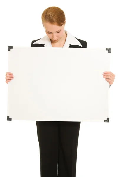 Frau hält ein weißes Brett. — Stockfoto