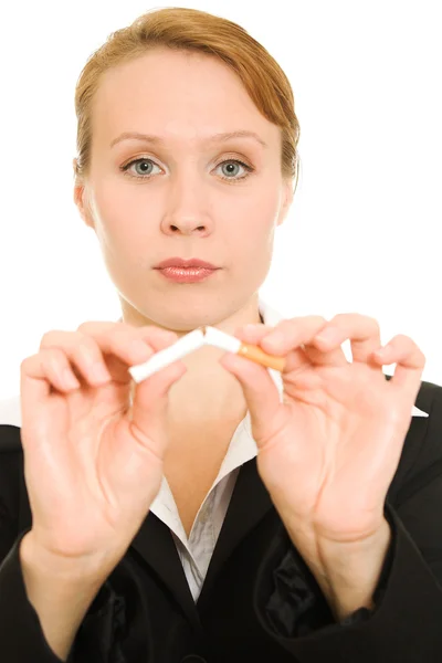 Frau bricht die Zigarette ab. — Stockfoto