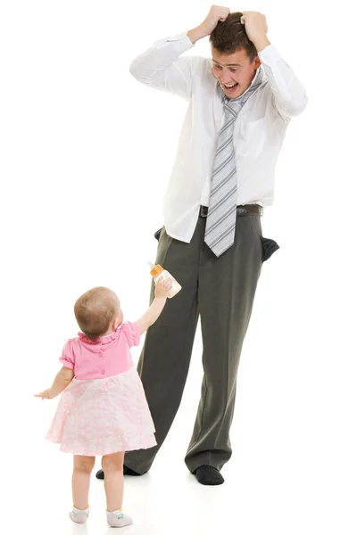 Un giovane padre con un bambino su sfondo bianco . — Foto Stock