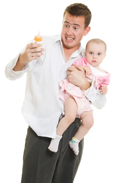 Un padre joven con un bebé sobre un fondo blanco . —  Fotos de Stock