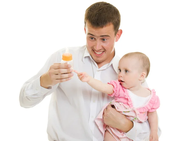 Ένας νεαρός πατέρας με ένα μωρό σε λευκό φόντο. — Φωτογραφία Αρχείου