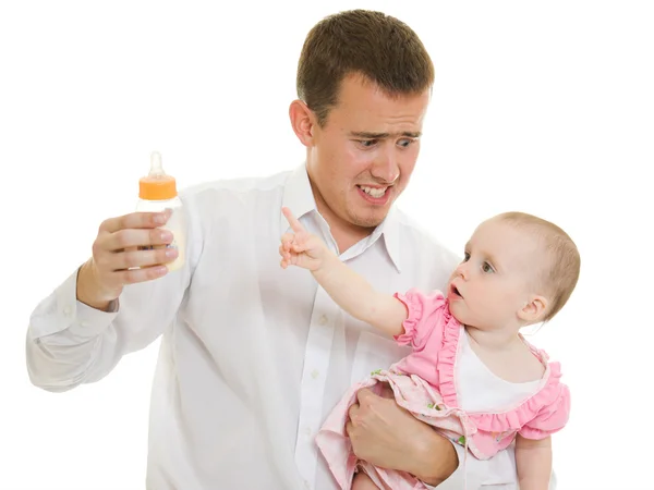 Um jovem pai com um bebê em um fundo branco . — Fotografia de Stock