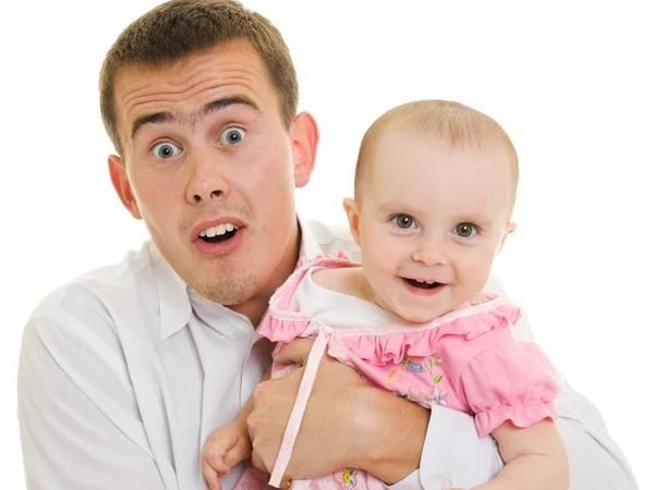 Un padre joven con un bebé sobre un fondo blanco . — Foto de Stock