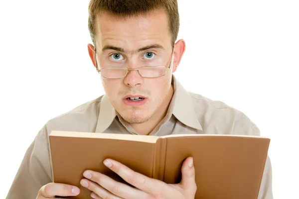 El hombre de gafas con un libro . — Foto de Stock
