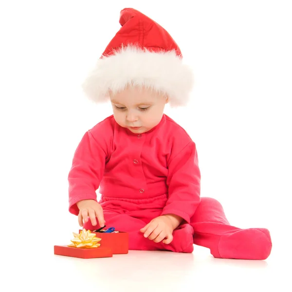 Frohe Weihnachten Baby mit einem Geschenk in einer Schachtel auf weißem Hintergrund. — Stockfoto