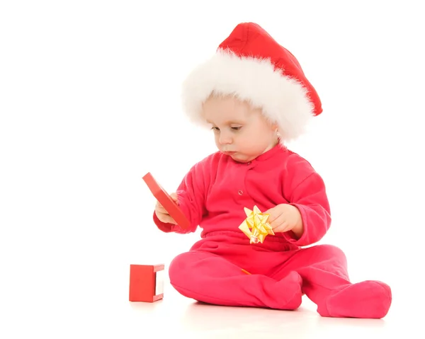 Frohe Weihnachten Baby mit einem Geschenk in einer Schachtel auf weißem Hintergrund. — Stockfoto