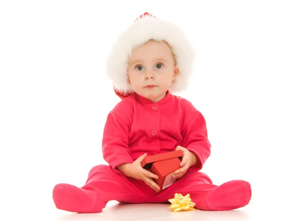 Ευτυχισμένο μωρό Χριστούγεννα με ένα δώρο σε ένα κουτί σε λευκό φόντο. — Φωτογραφία Αρχείου