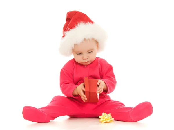 Buon Natale bambino con un regalo in una scatola su sfondo bianco . — Foto Stock