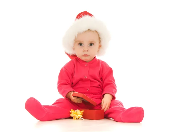Ευτυχισμένο μωρό Χριστούγεννα με ένα δώρο σε ένα κουτί σε λευκό φόντο. — Φωτογραφία Αρχείου