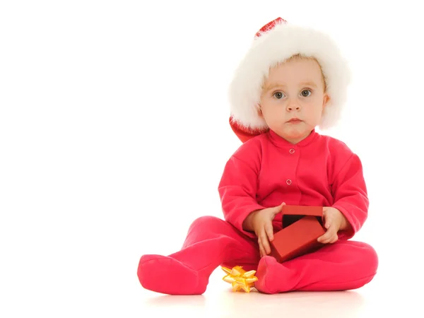 Buon Natale bambino con un regalo in una scatola su sfondo bianco . — Foto Stock