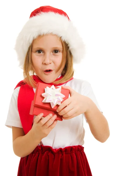 С Рождеством ребенка с коробкой на белом фоне . — стоковое фото