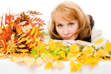 kadın beyaz bir arka plan üzerinde sonbahar yaprakları.