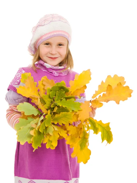 Dívka s kyticí dubového listí na bílém pozadí. — Stock fotografie