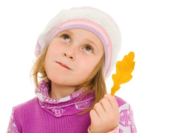 Menina com uma folha de carvalho em sua mão em um fundo branco . — Fotografia de Stock