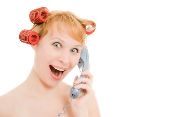 Una mujer en rulos hablando por teléfono sobre un fondo blanco . —  Fotos de Stock