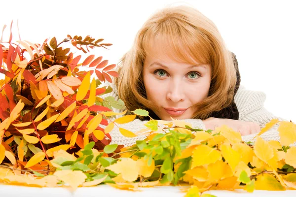 Женщина в осенней листве на белом фоне . — стоковое фото