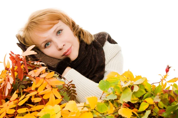 Mulher em folhagem de outono em um fundo branco . — Fotografia de Stock