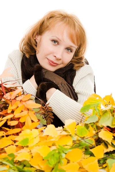 Женщина в осенней листве на белом фоне . — стоковое фото