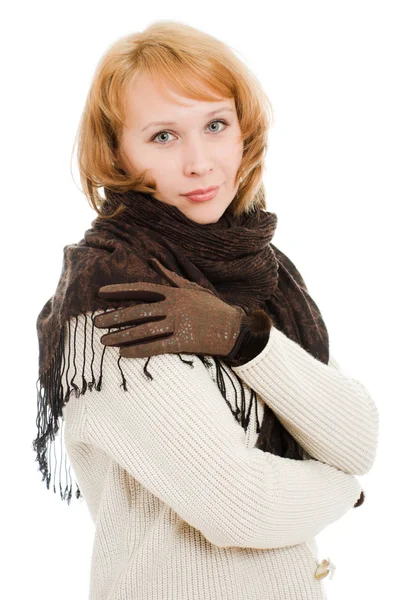 La donna è fredda su uno sfondo bianco . — Foto Stock