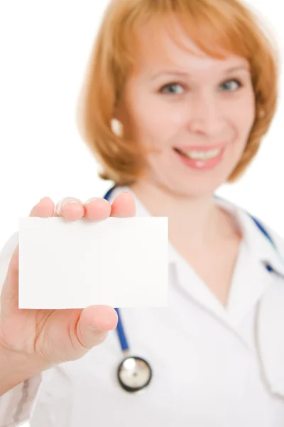 Доктор тримає порожню картку на білому тлі . — стокове фото