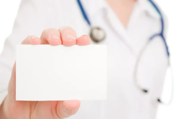 Docteur tenant une carte blanche sur fond blanc . — Photo