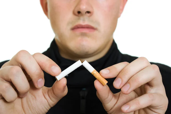 Un hombre rompió su cigarrillo. . —  Fotos de Stock