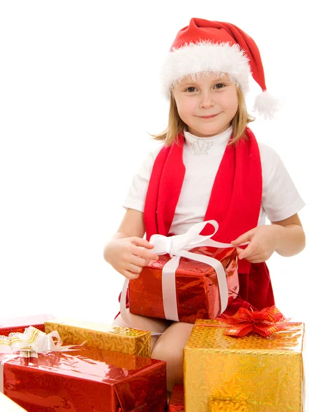 Gelukkig Kerstmis kind met giften in de vakken op een witte achtergrond. — Stockfoto
