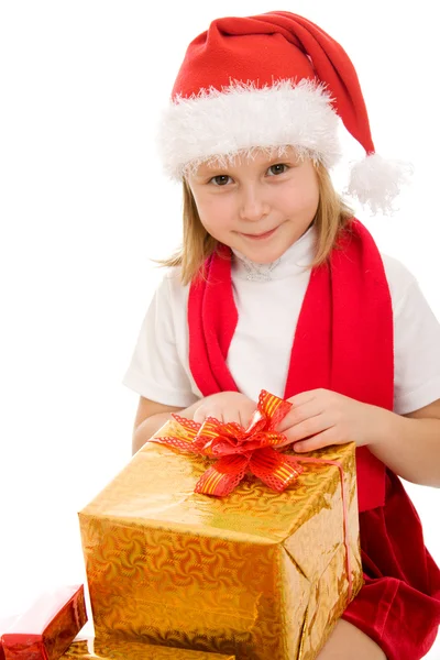 Frohes Weihnachtskind mit Geschenken in den Schachteln auf weißem Hintergrund. — Stockfoto