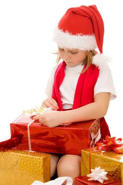 Frohes Weihnachtskind mit Geschenken in den Schachteln auf weißem Hintergrund. — Stockfoto